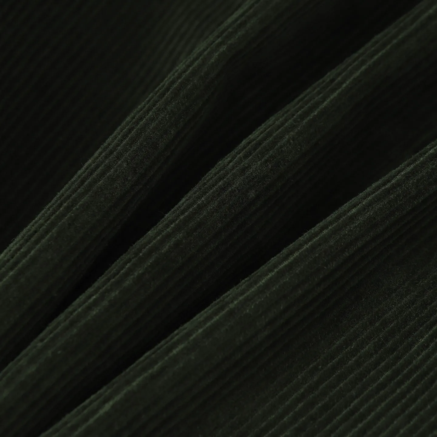 🅿️590 Ralph Lauren Embroidered Corduroy Jacket Customized wide-ribbed corduroy, elegantly presented in a deep navy blue, low-key and luxurious. The exquisite red pony logo is embellished, igniting the overall vitality and passion. The stand-up collar design is simple and elegant. Using imported machine embroidery technology, advanced computer control systems and precision mechanical components are used to achieve the iconic pony embroidery operation. The template machine opens the bag, and the preset template guides the position, shape and size of the bag. The accuracy ensures the quality of the bag opening effect. The infrared positioning cutting machine uses an infrared transmitter and an infrared receiver to achieve precise positioning of materials. The accuracy can reach the micron level, thereby meeting the effect of high-precision cutting of plaid alignment. Color: Green/Coffee Size: S-M-L